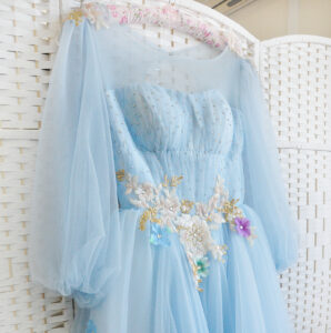 Небесно-голубое бальное платье в пол
