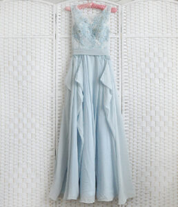 Нежно-голубое платье в пол