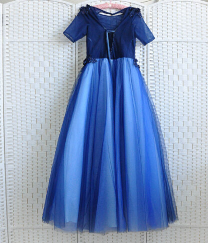 Шикарное бальное платье синего цвета.