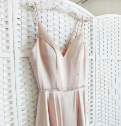 Атласное розовое платье с разрезом от бедра