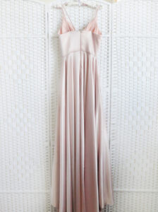 Атласное розовое платье с разрезом от бедра