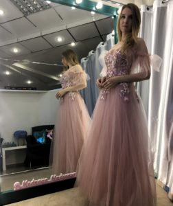 Розовое платье на тонких бретелях с крылышками