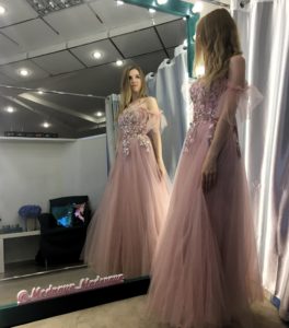 Розовое платье на тонких бретелях с крылышками