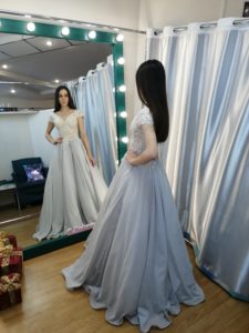 Пышное белое сверкающее платье в пол