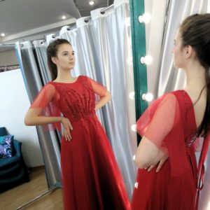 Красное платье с крылишками