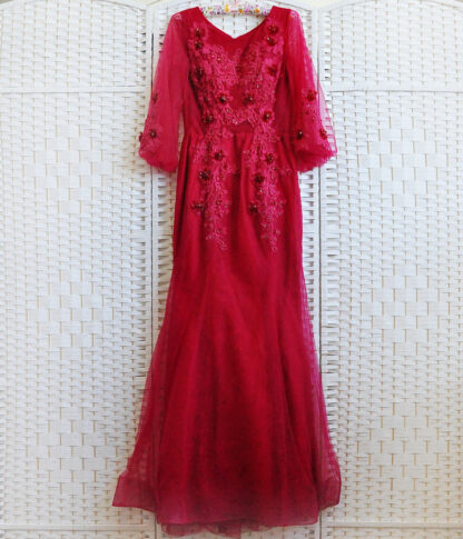 Изящное платье-русалка шикарного винного цвета