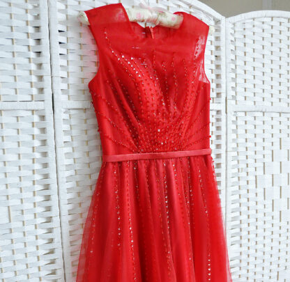 Красное фатиновое платье