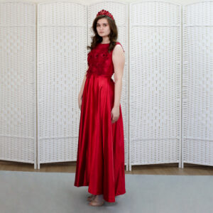 Красное платье с атласной юбкой