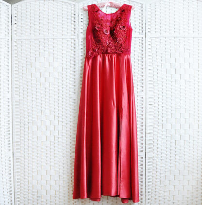 Красное платье с атласной юбкой