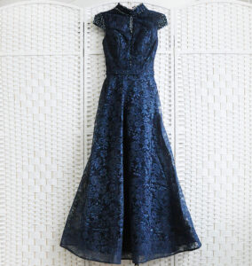 Кружевное темно-синее платье в пол
