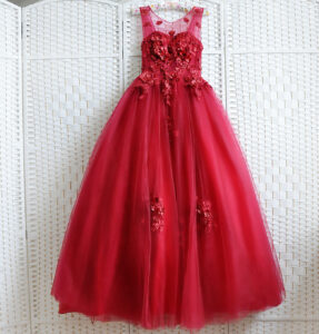 Пышное красное платье