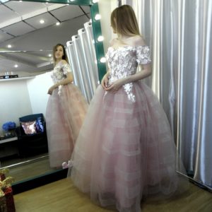 Великолепное платье нежно розового цвета