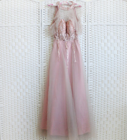 Розовое платье на тонких бретелях