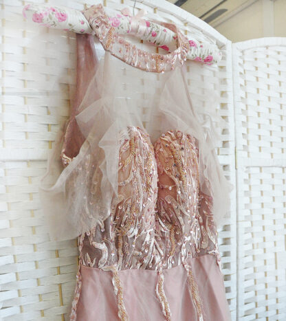 Розовое платье на тонких бретелях