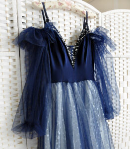 Синее платье с юбкой в горошек