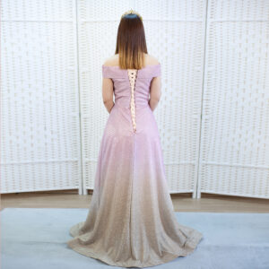 Сверкающее розовое платье