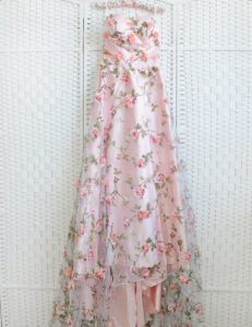 Великолепное платье розового цвета , расшито цветами