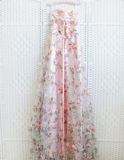 Великолепное платье розового цвета , расшито цветами