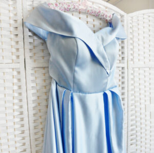 Атласное голубое платье с разрезом от бедра