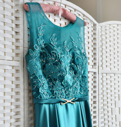 Атласное платье бирюзового цвета
