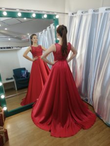 Атласное платье красного цвета