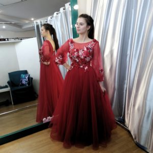 Изящное темно-красное платье в пол с цветочной аппликицией