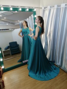 Атласное платье бирюзового цвета