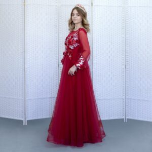 Изящное темно-красное платье в пол с цветочной аппликацией