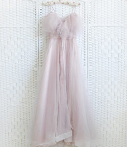 Пудрово-розовое платье на выпускной