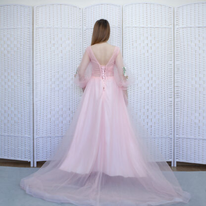 Розовое фатиновое платье с цветочной аппликацией