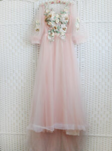 Розовое фатиновое платье с цветочной аппликацией