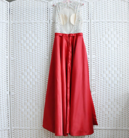 Шикарное красное платье с атласной юбкой