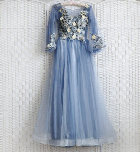 Синее фатиновое платье с цветочной аппликацией