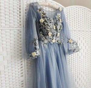 Синее фатиновое платье с цветочной аппликацией