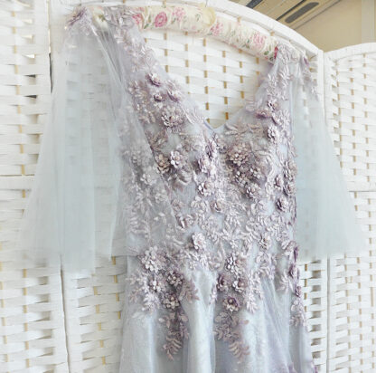 Лиловое платье в пол с рукавами-крылышками