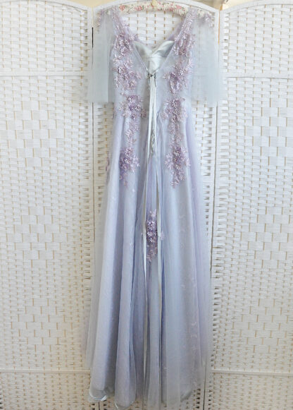 Лиловое платье в пол с рукавами-крылышками
