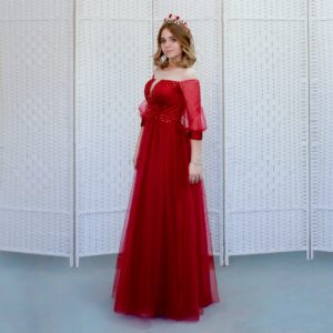 Шикарное красное платье с пышным рукавом