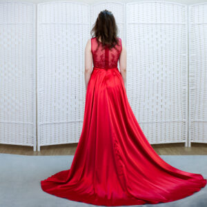 Атласное платье красного цвета