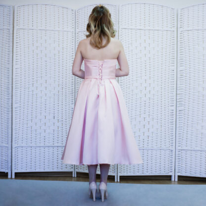 Атласное розовое платье миди на выпускной вечер