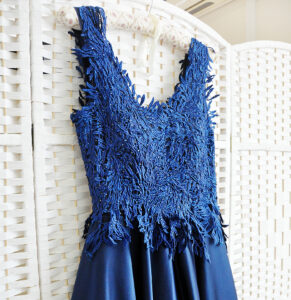 Атласное синее платье