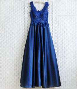 Атласное синее платье