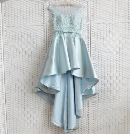 Голубое платье из плотного атласа