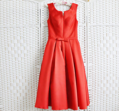 Красное атласное платье миди