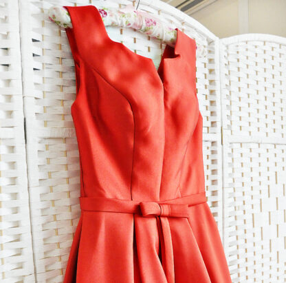 Красное атласное платье миди