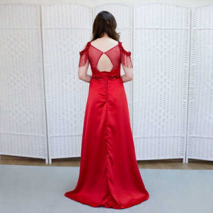 Красное атласное платье в пол