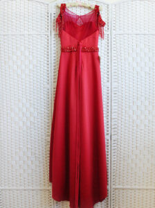Красное атласное платье в пол