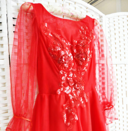 Красное платье миди