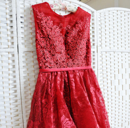 Красное платье с ассиметричной юбкой