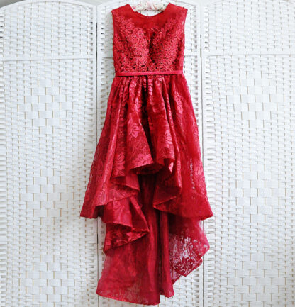 Красное платье с ассиметричной юбкой