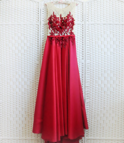 Красное платье с атласной юбкой на выпускной вечер